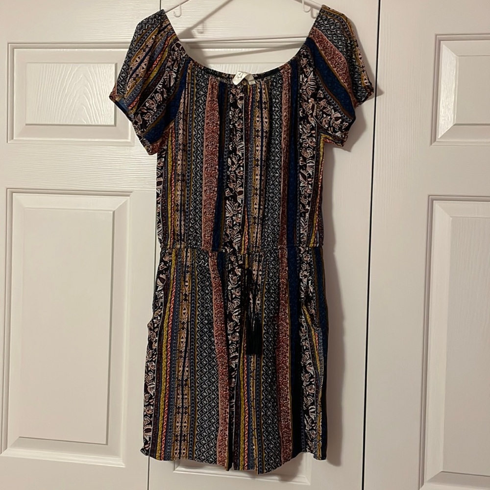 RD Style off the shoulder dress with pockets and tie @ waist. Size M. Smoke free